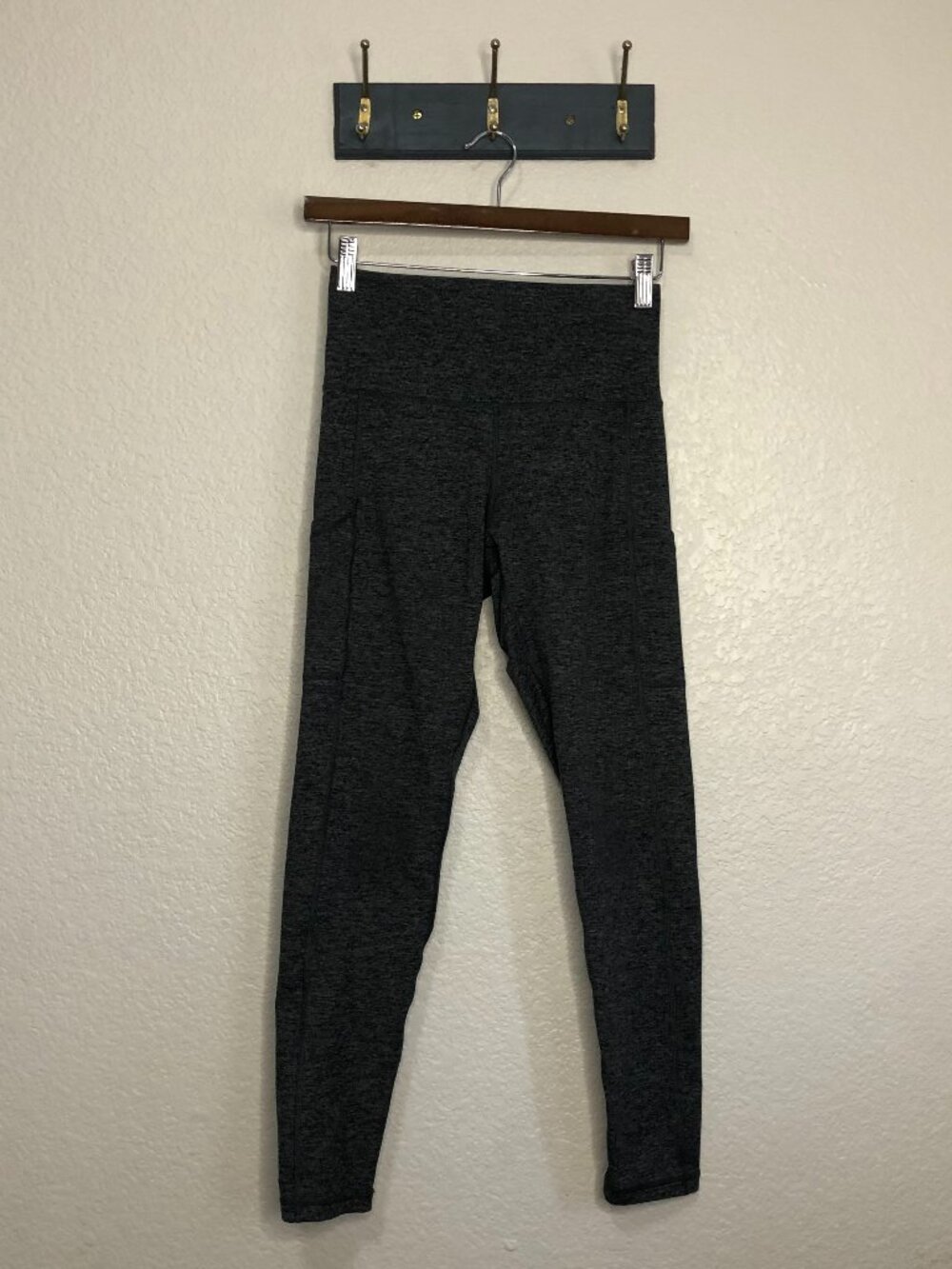Offline by Aerie Gray Hi-Rise The Hugger Legging Women's M Pockets Workout Gym